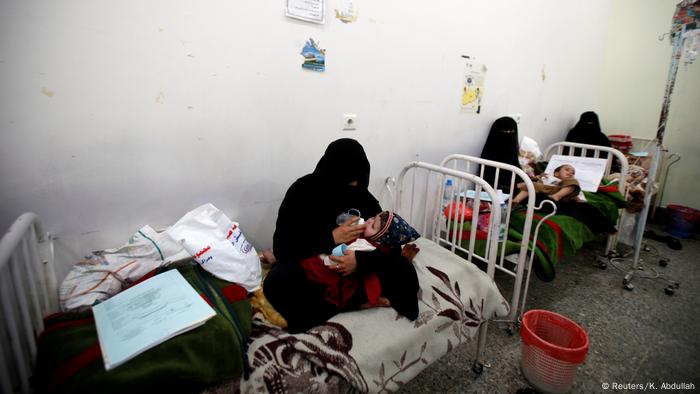 Mujeres con sus hijos en un hospital en Yemen. 