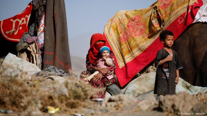Una mujer y dos niños en un campo de refugiados en Yemen. 