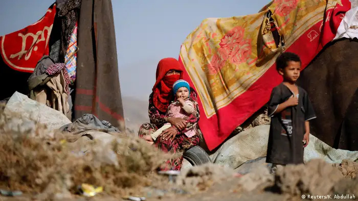 Una mujer y dos niños en un campo de refugiados en Yemen. 