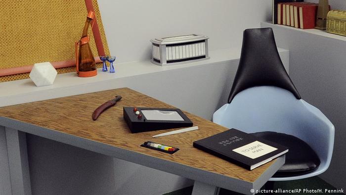 Replica of Star Trek props including a PADD at a desk (picture-alliance/AP Photo/H. Pennink)