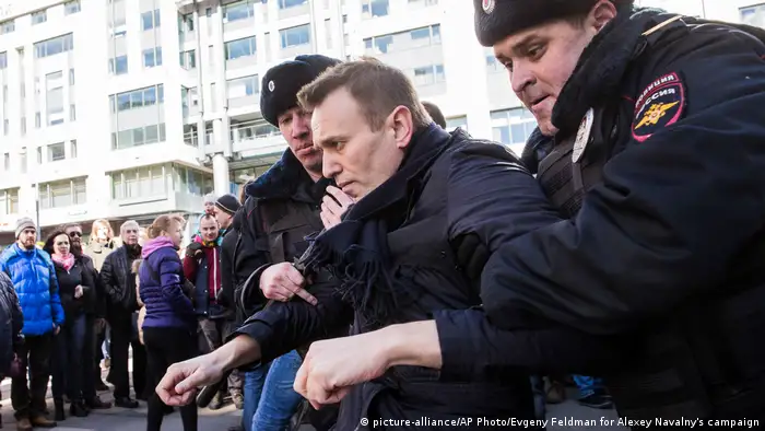 Russland Nawalny Festnahme bei den Protesten in Moskau (picture-alliance/AP Photo/Evgeny Feldman for Alexey Navalny's campaign)