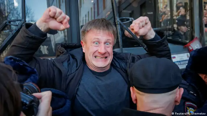 Russland Untertützer von Nawalny blockiert Polizeibus in Moskau (Reuters/M. Shemetov)
