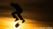 dpatopbilder - Ein Skater macht 25.03.2017 auf dem Tempelhofer Feld in Berlin im Sonnenuntergang einen Kickflip. Foto: Sebastian Gollnow/dpa +++(c) dpa - Bildfunk+++ | Verwendung weltweit