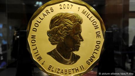 Eine riesige Goldmünze aus 100kg Feingold. Auf der Vorderseite ist Queen Elisabeth II zu sehen. (picture-alliance/dpa/F.May)