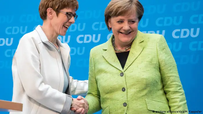 Nach Landtagswahl im Saarland - CDU Annegret Kramp-Karrenbauer Angela Merkel (picture-alliance/dpa/M. Kappeler)