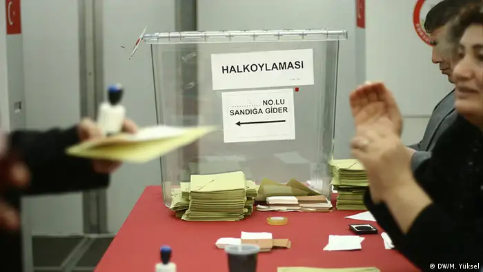 Deutschland Abstimmung zum Referendum im türkischen Konsulat in Köln