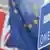 Флаги Великобритании и ЕС и табличка с надписью "One way"