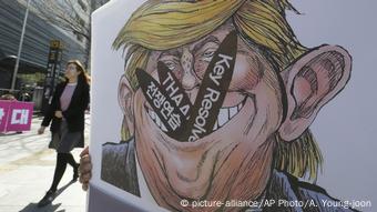 Südkorea Poster mit Karikatur von Donald Trump (Foto: picture-alliance/AP Photo/A. Young-joon)