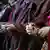 Menschen in einer Reihe falten Hände vor der Brust (23.11.20908, Dharamsala - Indien, Quelle: AP)