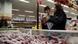 Mulheres olham carne em supermercado Mulheres olham carne em supermercado