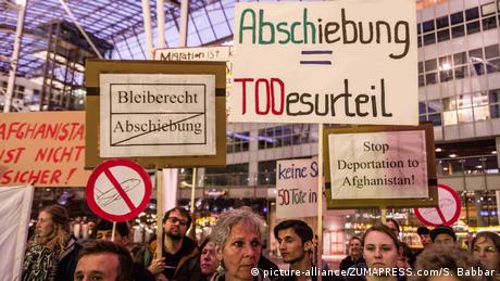 Deutschland Protest gegen Abschiebung am Flughafen in München (picture-alliance/ZUMAPRESS.com/S. Babbar)