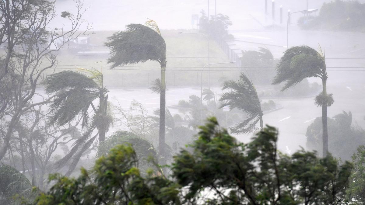 'Monster' cyclone Debbie slams Australia – DW – 03/28/2017