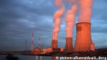 ***Archivbild***
ARCHIV - Dampf steigt am 12.04.2016 in Huy (Belgien) aus dem Atomkraftwerk Tihange des Betreibers Electrabel. Zwei Reaktoren des belgischen Atomkraftwerks Tihange sind erneut ausgefallen. Der Reaktor Tihange 2 wurde am frühen Freitagmorgen abgeschaltet, wie der Betreiber Engie Electrabel mitteilte. Die Ursache des Problems sei noch nicht bekannt, erklärte eine Sprecherin der Deutschen Presse-Agentur. Foto: Oliver Berg/dpa +++(c) dpa - Bildfunk+++ | Verwendung weltweit