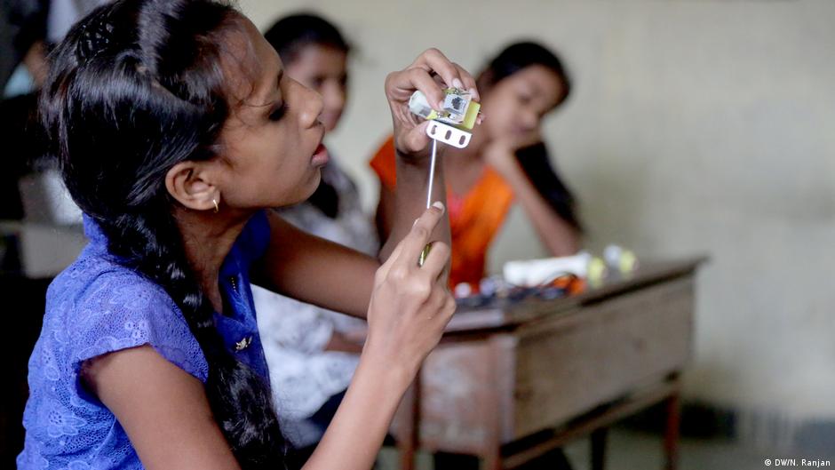 In Indian slum, girls learn to code – DW – 04/03/2017 - Vimarsana News