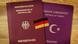 Alman ve Türkiye pasaportlarının fotoğrafı.