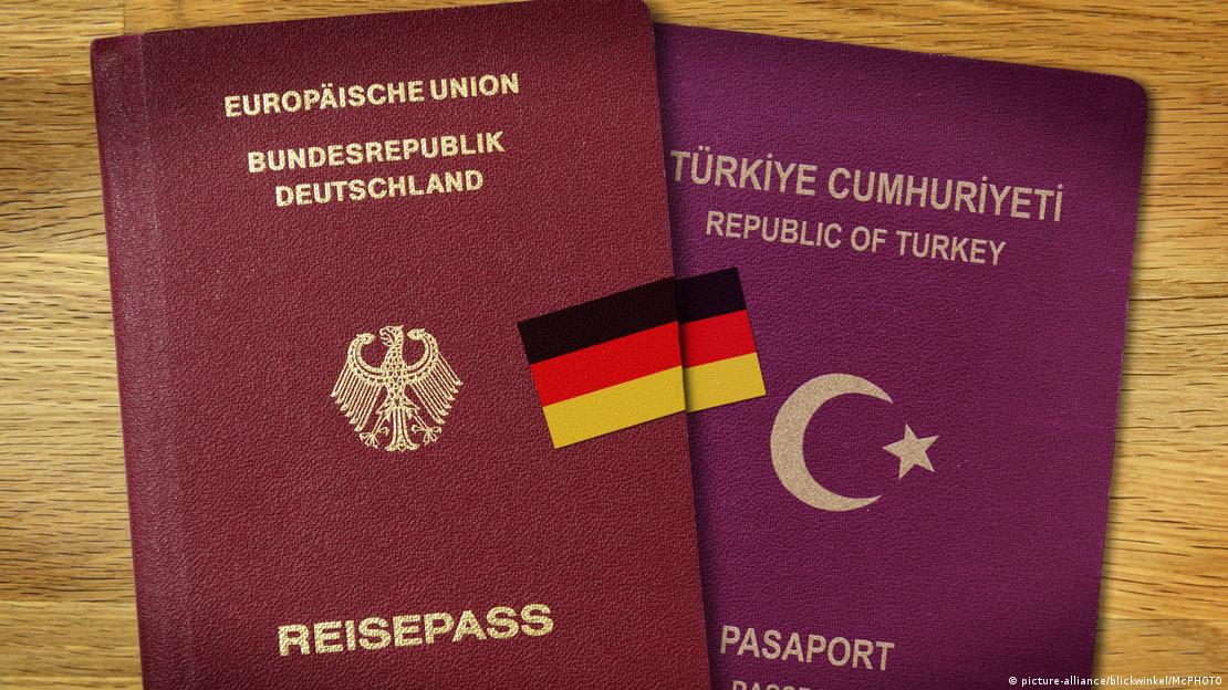 Alman ve Türkiye pasaportlarının fotoğrafı. Alman ve Türkiye pasaportlarının fotoğrafı.