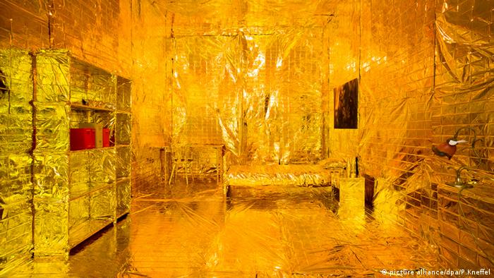 Инсталляция Век золотой недвижимости