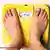 Symbolbild: Füße stehen auf einer gelben Waage