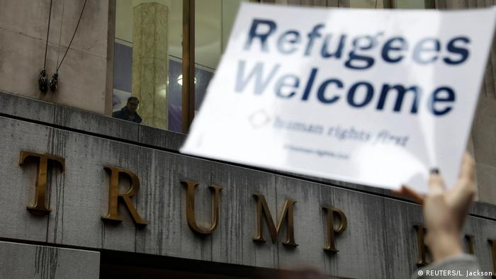 USA | Proteste vor dem Trump-Building in New York gegen Trumps Refugee Ban (REUTERS/L. Jackson)