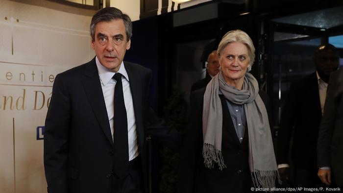 Frankreich Francois Fillon mit seiner Frau Penelope in Paris (picture alliance/dpa/AP Images/P. Kovarik)