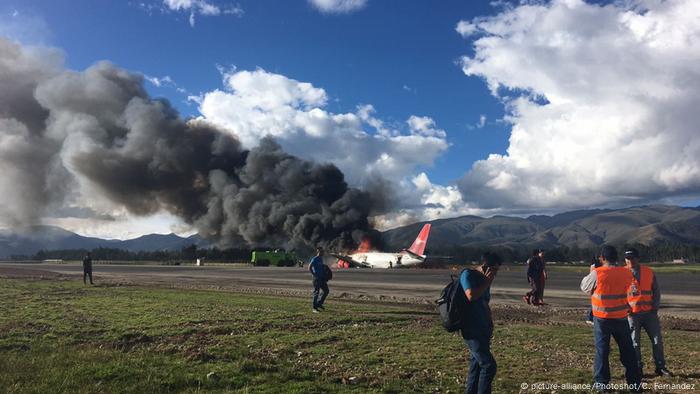 Un avión con 141 pasajeros se salió de la pista y se incendió cuando aterrizaba en el aeropuerto de Jauja, sin que se produjeran muertos ni heridos graves. El piloto habría perdido el control durante el aterrizaje. 29.03.2017