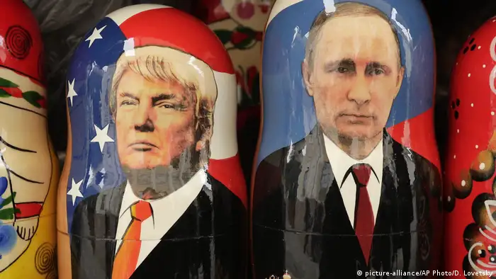 Symbolbild Russland-USA - Matruschkas von Trump und Putin (picture-alliance/AP Photo/D. Lovetsky)