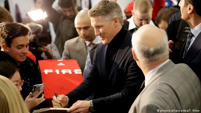 Bastian Schweinsteiger signs an autograph at O'Hare in Chicago (picture-alliance/dpa/T. Shen)
