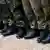 Photo de chaussures et de jambes de soldats en uniforme, alignés en rang