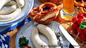 Essen in Deutschland Bayerische Brotzeit mit Weißwurst
