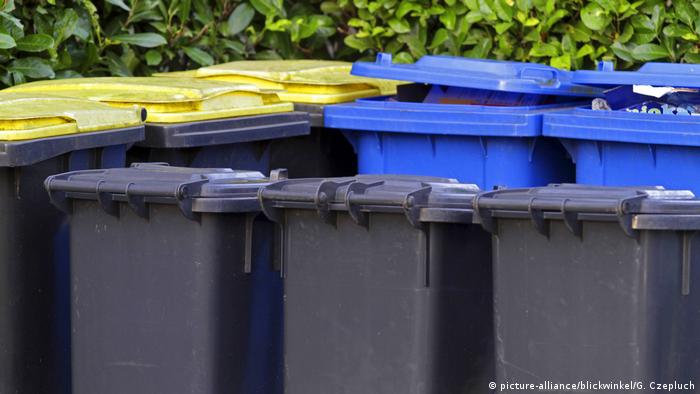 Different recycling bins (picture-alliance/blickwinkel/G. Czepluch)