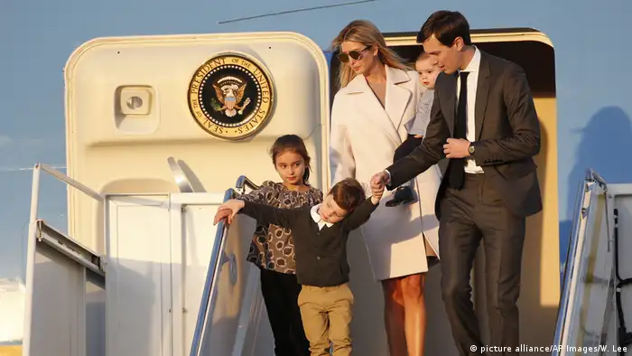Ivanka Trump, Jared Kushner - Air Force One (picture alliance/AP Images/W. Lee)