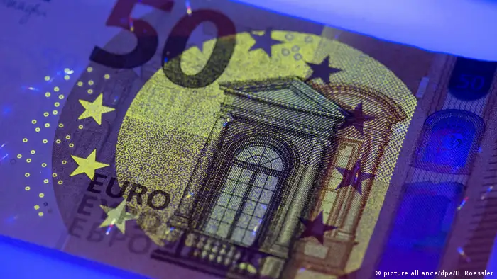 New 50 euro banknote under ultraviolet light (picture alliance/dpa/B. Roessler)