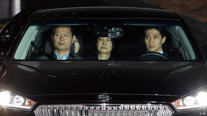 Südkorea | Ex-Präsidentin Park muss in Haft (AP)