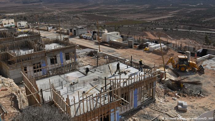 West Bank | Bau neuer Häuser in der territorial umstrittenen Shiloh Siedlung (picture-alliance/newscom/D. Hill)