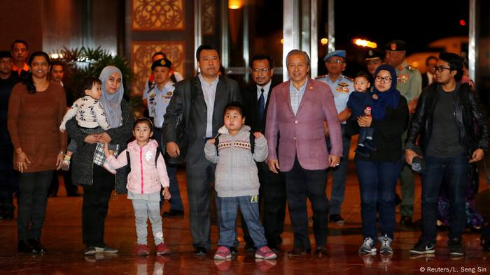 Malaysians Held In North Korea Return Home Kim Jong Nam S Body In North Korea News Dw 31 03 2017