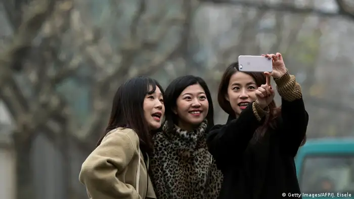 China junge Frauen machen Selfie Symbolbild