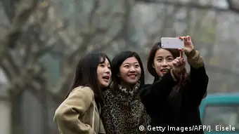 China junge Frauen machen Selfie Symbolbild