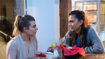 Selma und Lisa haben sich zum Abendessen im Restaurant "Marek" verabredet.