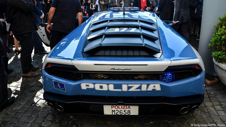 Italian police get a brand new Lamborghini – DW – 03/31/2017