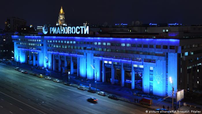 Edificio de la agencia RIA Novosti, en Moscúm, iluminado de azul en el Día Internacional del Autismo.