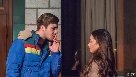 Nico und Selma unterhalten sich miteinander. (DW)