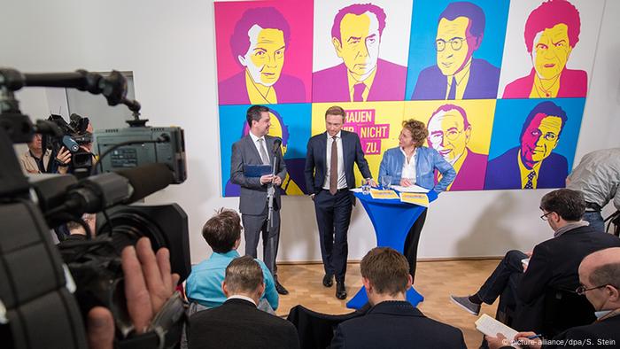 Berlin FDP Programmentwurf Bundestagswahl 2017 | Lindner & Beer (picture-alliance/dpa/S. Stein)