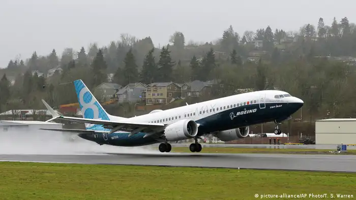 Nachdem Airbus eine Überarbeitung der A320-Familie ankündigt, überarbeitet auch Boeing die 737. Die Maschinen der sogenannte 737 Max-Linie sollen mehr Passagiere transportieren und dabei weniger Kerosin verbrauchen. Die ersten Maschinen werden dieses Jahr pünktlich zum 50. Geburtstag ausgeliefert. 