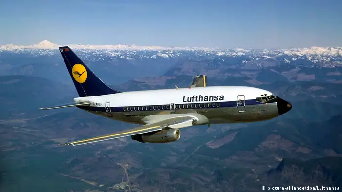 Am 9. April 1967 erhob sich dann zum ersten Mal eine Boeing 737 in die Luft. Noch im selben Jahr wurde die Lufthansa der erste Käufer. Mit der Maschine konnte die deutsche Fluglinie rund 100 Passagiere transportieren und 3400 Kilometer weit fliegen. Das Unternehmen setzt die Boeing vor allem im Liniendienst innerhalb Europas ein.