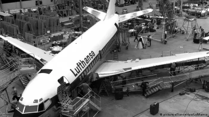 Flugreisen kamen in den 1960er Jahren zunehmend in Mode. Sowohl in den USA als auch in Europa wuchs der Markt für Mittelstreckenflieger rasant. Lufthansa und United Airlines hatten zu diesem Zeitpunkt noch keine Mittelstrecken-Flieger angeschafft. Das war für Boeing die Chance. Im Bild ist eine der ersten Boeing 737 während der Fertigung in Seattle.