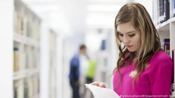 Las mujeres representan un porcentaje cada vez mayor de los titulados universitarios en la OCDE, pero eso no impide que sigan ganando menos que sus colegas masculinos y, de hecho, la brecha en ese nivel es más elevada. (11.09.2018).