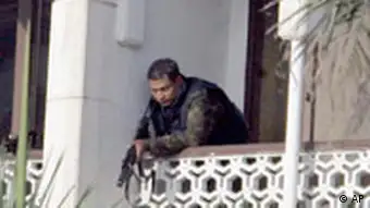 Spezialeinheiten der inidischen Armee beziehen Stellung im Hotel Taj Mahal in Bombay