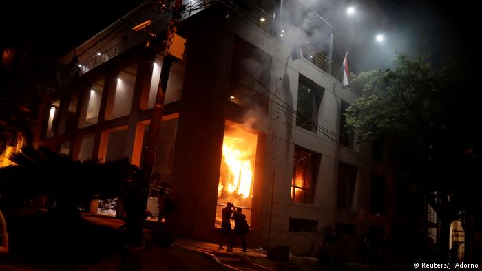 Paraguay Protestierende verbrennen das Parlament