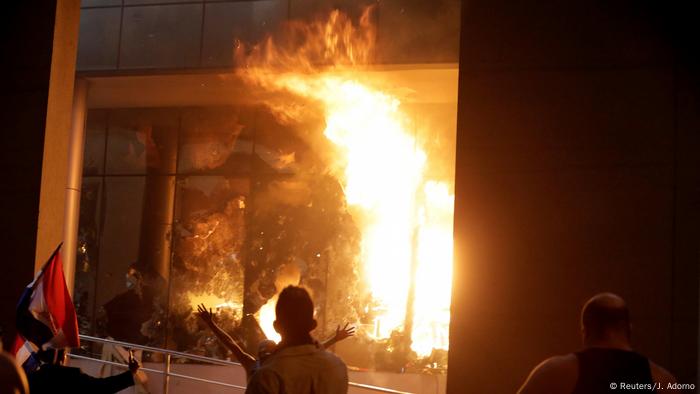 Paraguay Protestierende verbrennen das Parlament (Reuters/J. Adorno)