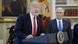 Trump und Vizepräsident Michael Pence (r.) vor der Unterzeichnung der Handelsdekrete Trump und Vizepräsident Michael Pence (r.) vor der Unterzeichnung der Handelsdekrete